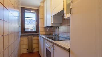 Kühlschrank, Ofen, Herdplatte, Kochgeschirr/Geschirr/Besteck