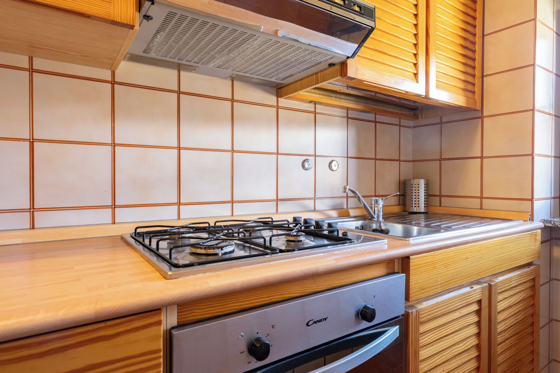 Refrigerador, horno, parrilla de estufa y utensilios de cocina 