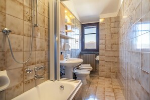 Een haardroger, een bidet, handdoeken