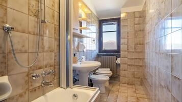 Haartrockner, Bidet, Handtücher