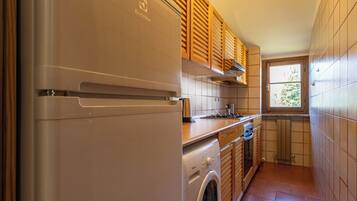 Fridge, oven, stovetop, cookware/dishes/utensils