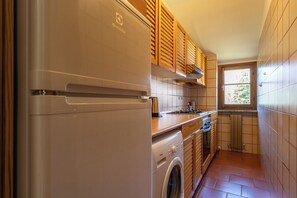 Refrigerador, horno, parrilla de estufa y utensilios de cocina 