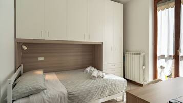 1 bedroom, bed sheets