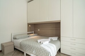 1 bedroom, bed sheets