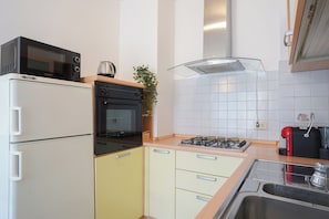 Réfrigérateur, four à micro-ondes, un four, surface de cuisson