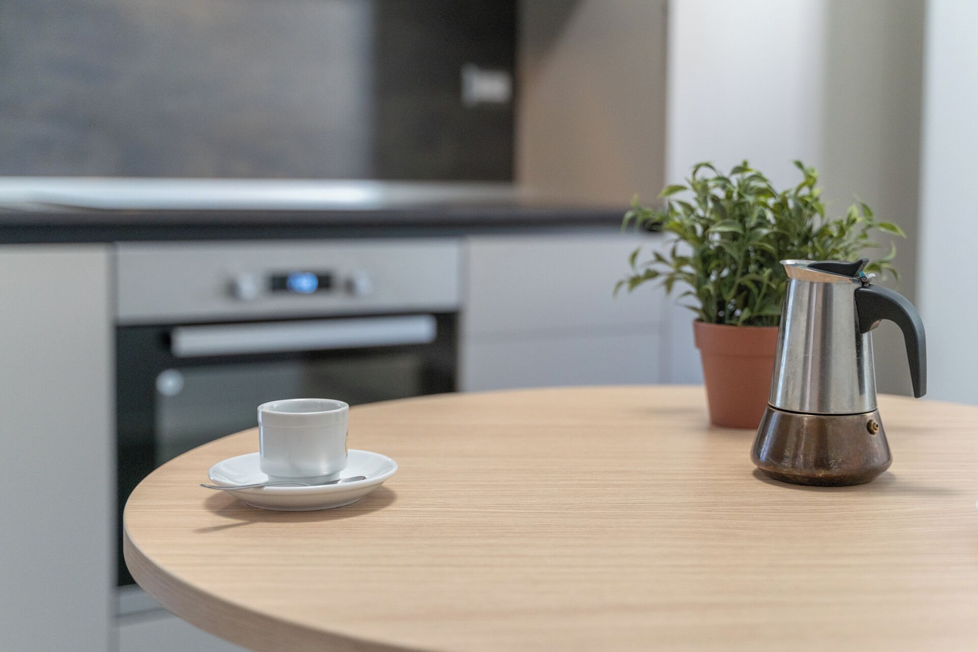 Jääkaappi, uuni, keittoastiat/astiat/ruokailuvälineet, ruokailupöytä