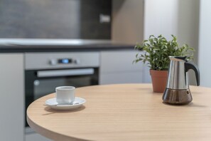 Fridge, oven, cookware/dishes/utensils, dining tables - La Corte di San Rocco - Apartment Due Mani (Cremeno)