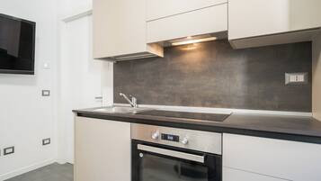 Fridge, oven, cookware/dishes/utensils, dining tables