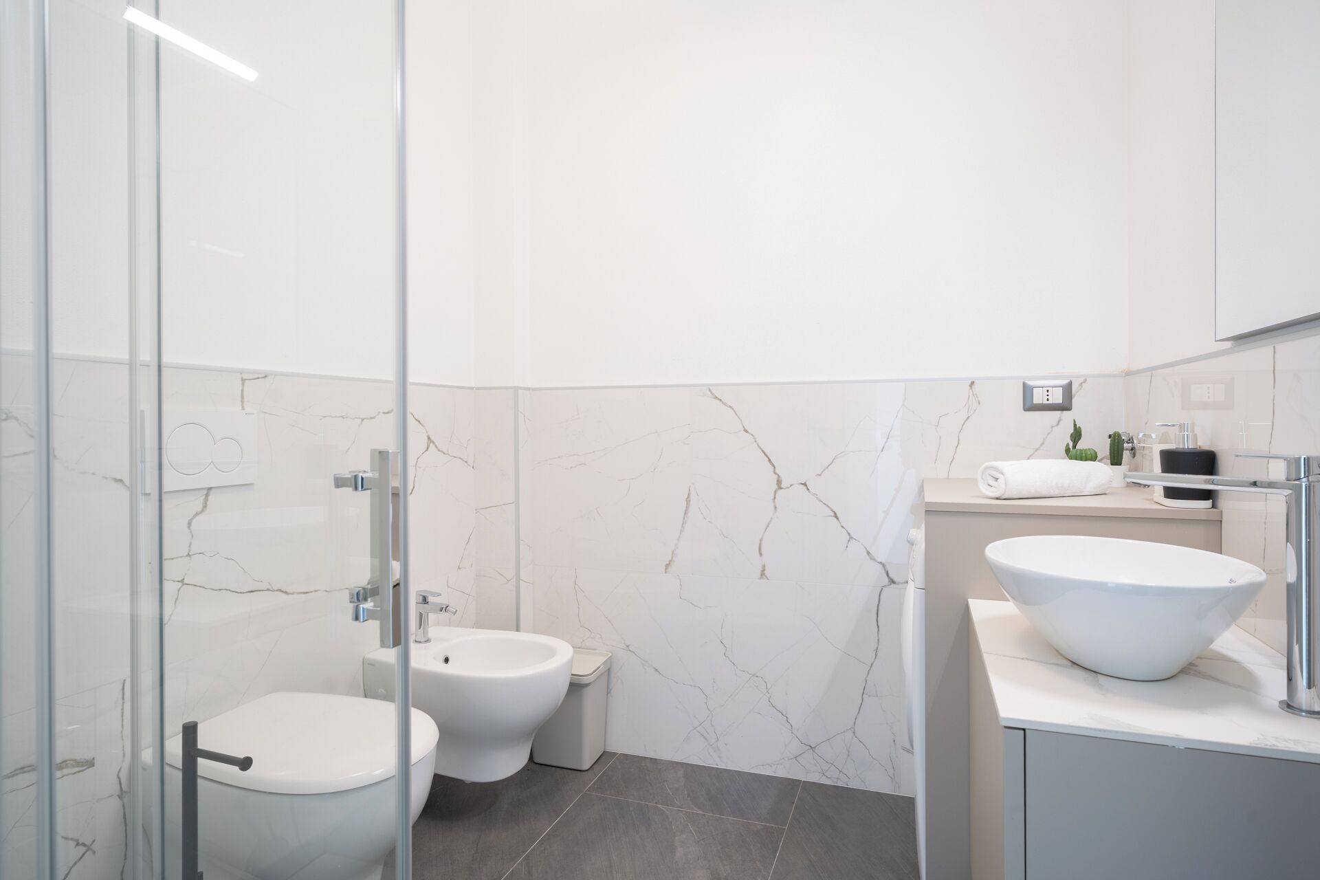 Shower, bidet, towels