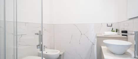 Shower, bidet, towels