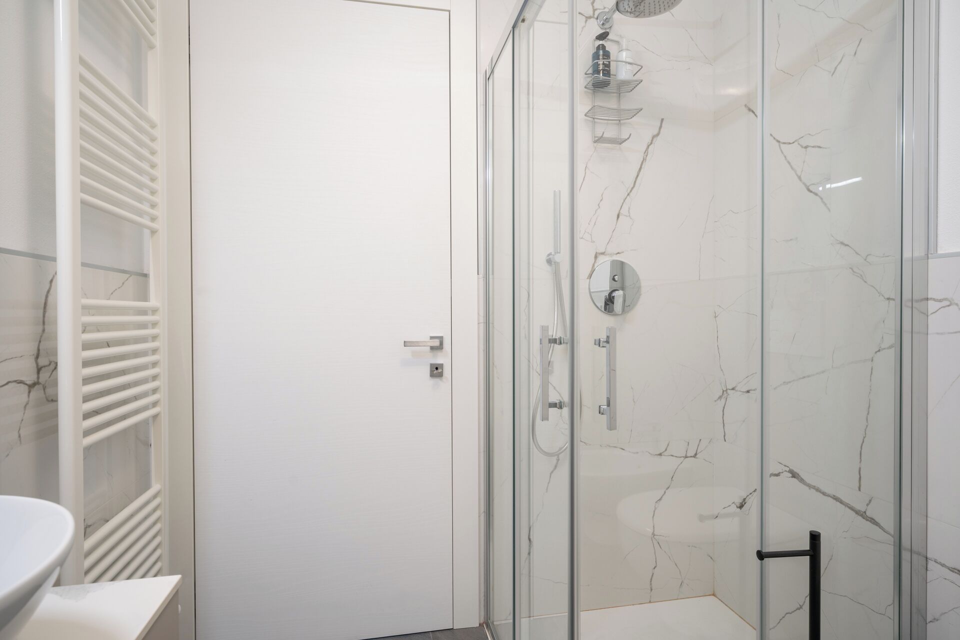 Shower, bidet, towels