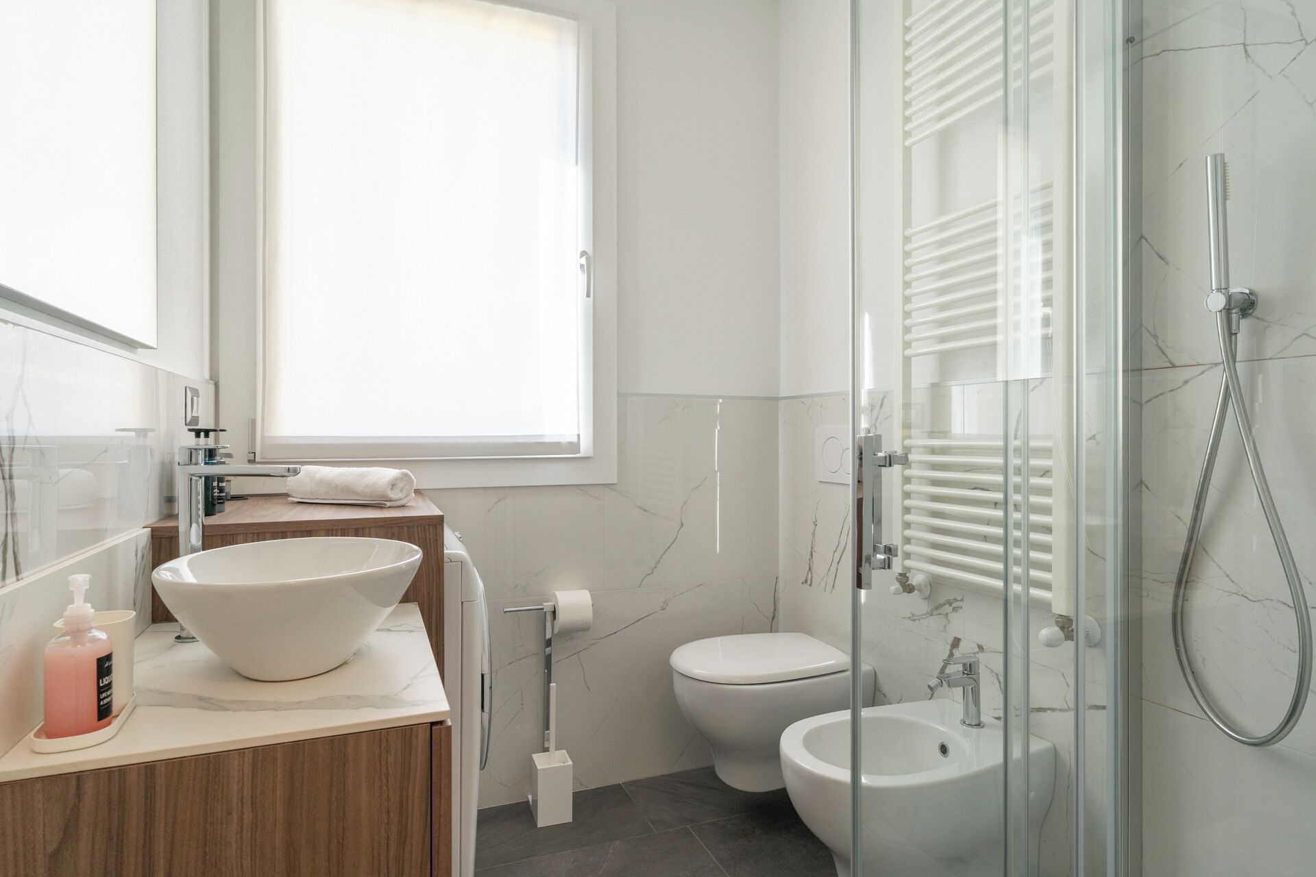 Dusche, kostenlose Toilettenartikel, Haartrockner, Bidet