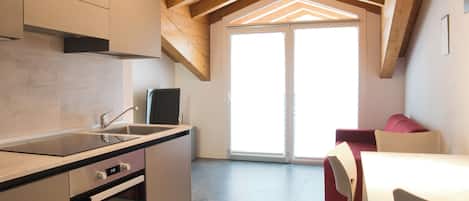 Kühlschrank, Ofen, Herdplatte, Kochgeschirr/Geschirr/Besteck