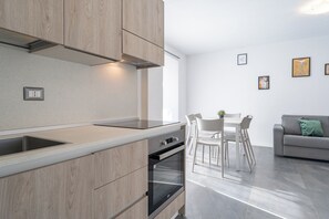 Réfrigérateur, un four, surface de cuisson, vaisselle et ustensiles