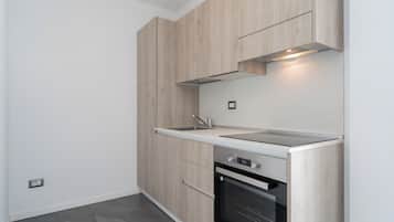 Kühlschrank, Ofen, Herdplatte, Kochgeschirr/Geschirr/Besteck