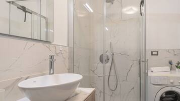 Ducha, secador de pelo, bidé y toallas