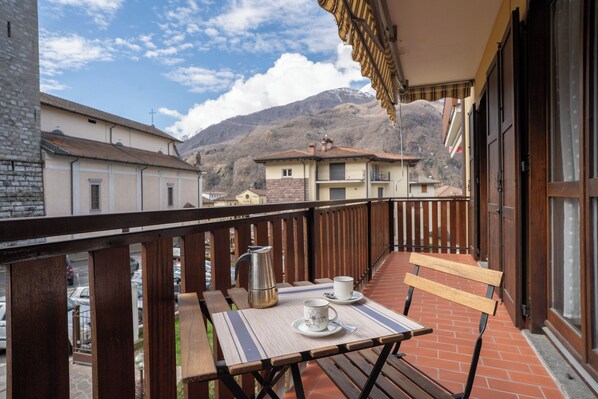 Outdoor dining - L'Abete - Introbio family Apartment (Introbio)