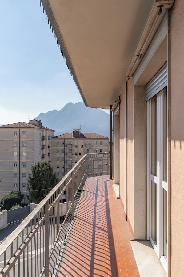 Property grounds - Spacious bright apartment with panoramic views (Lecco)