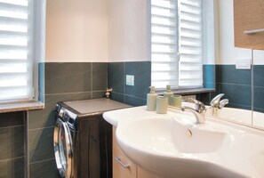 Shower, hair dryer, bidet, towels