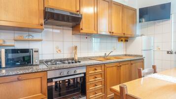 冰箱、微波炉、烤箱、炉灶