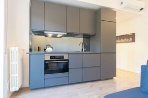 Fridge, oven, stovetop, cookware/dishes/utensils