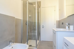 Dusche, Haartrockner, Bidet, Handtücher