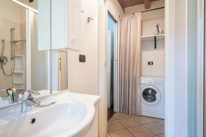 Douche, sèche-cheveux, bidet, serviettes fournies