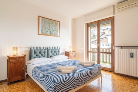 3 bedrooms, free WiFi, bed sheets. Lecco Incanto - Two Bedroom Apartment, Sleeps 7