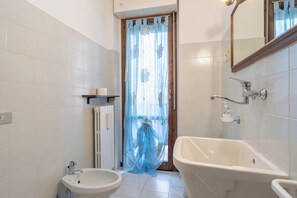 Douche, sèche-cheveux, bidet, serviettes fournies