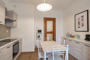 Frigorifero, microonde, forno, piano cottura