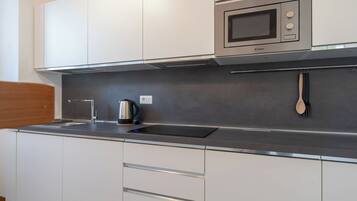 Kühlschrank, Mikrowelle, Herdplatte, Kochgeschirr/Geschirr/Besteck