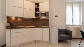 Kühlschrank, Mikrowelle, Herdplatte, Kochgeschirr/Geschirr/Besteck