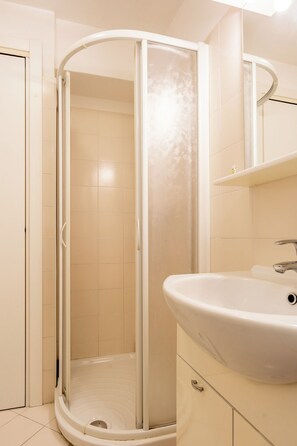 Shower, hair dryer, bidet, towels