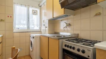 KĂŒhlschrank, Ofen, Herdplatte, Wasserkocher mit Kaffee-/Teezubehör