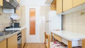 Fridge, oven, stovetop, coffee/tea maker