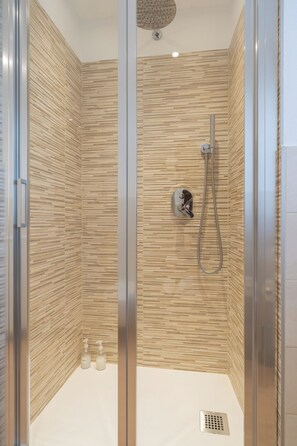 Douche, séchoir à cheveux, bidet, serviettes fournies