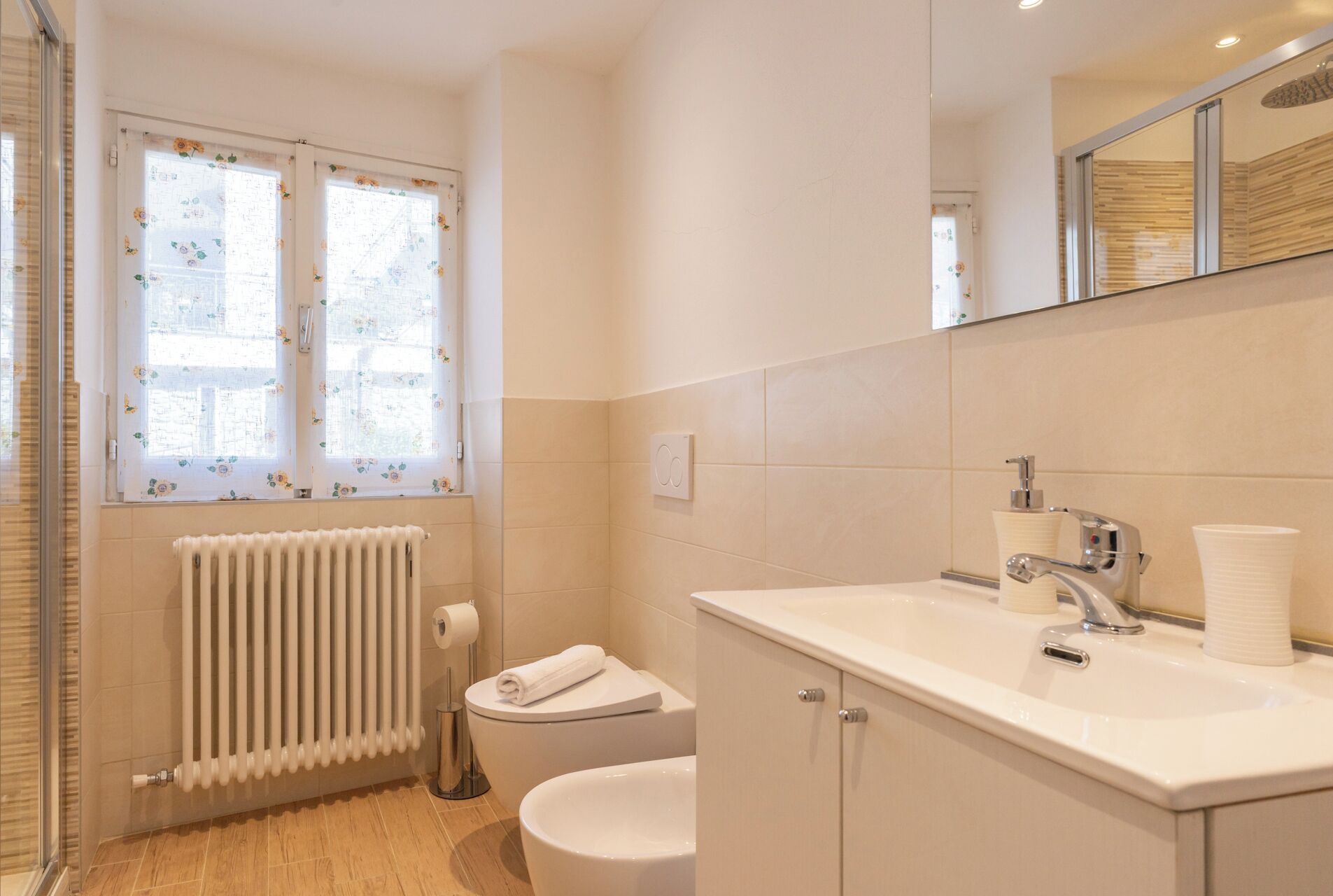 Douche, sèche-cheveux, bidet, serviettes fournies