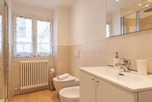 Douche, séchoir à cheveux, bidet, serviettes fournies