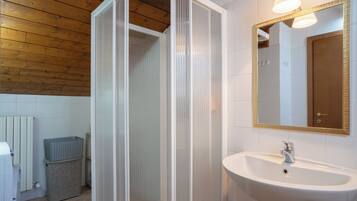 Dusche, Haartrockner, Bidet, HandtĂŒcher