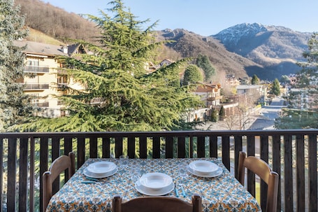 Outdoor dining. Maison Néné - Two Bedroom Apartment, Sleeps 7