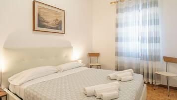 2 bedrooms, bed sheets