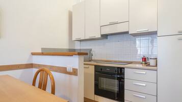 冷蔵庫、オーブン、コンロ、調理器具と食器