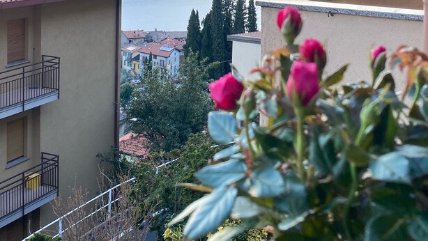 A balcony with a view of a lake and mountains. - Relaxing Lake Gem - One Bedroom Apartment, Sleeps 4 (Perledo)