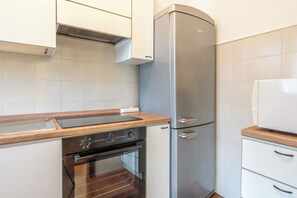 Kühlschrank, Mikrowelle, Ofen, Geschirrspüler