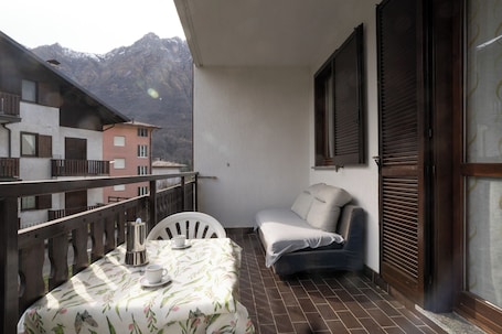 Outdoor dining. ValleyHideaway with private garden near Como lake