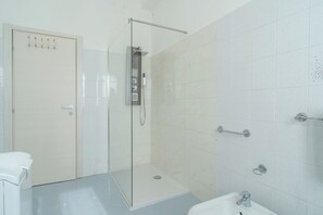 Dusche, kostenlose Toilettenartikel, Haartrockner, Bidet
