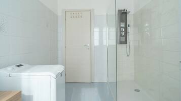 Doccia, set di cortesia gratuito, asciugacapelli, bidet