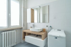 Shower, free toiletries, hair dryer, bidet