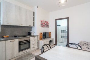 Kühlschrank, Mikrowelle, Ofen, Herdplatte