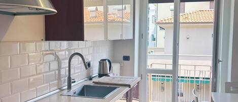 Kühlschrank, Mikrowelle, Ofen, Herdplatte